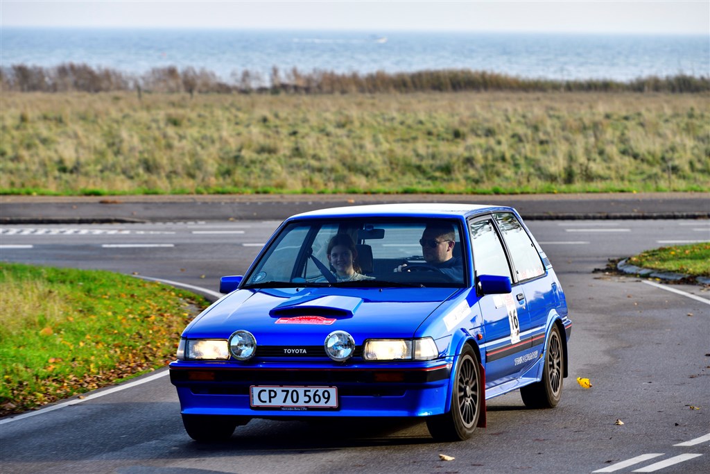 Den erfarne kører Kim Bach Sørensen fra Stenløse tog sin datter Freja Bach Sørensen med som codriver, og resultatet blev en sensationel andenplads i Sportklassen i deres Totota Corolla GT fra 1986. Her har de netop passeret Øresund.
(Foto: Michael Eisenberg)